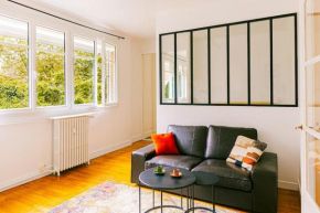 Studio Eiffel Tower Necker